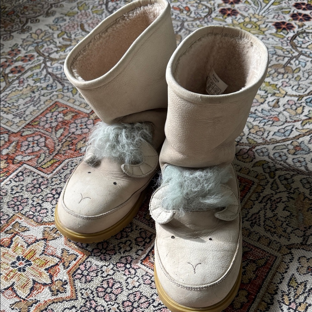 US 2 Donsje shearling ram (longhorn sheep) boots very cute 🐏